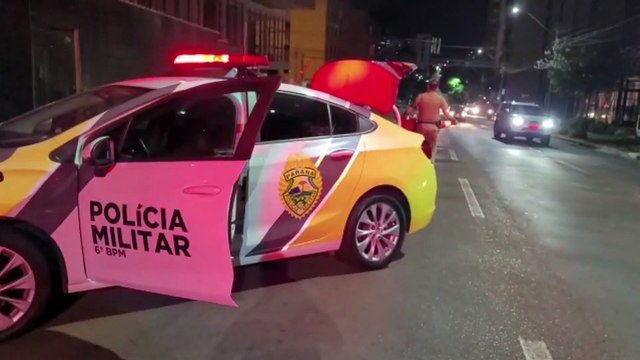 Condutor de Corsa atinge três veículos estacionados e acaba preso por embriaguez no Centro de Cascavel