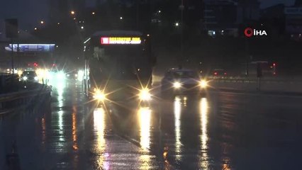 İstanbullular hafta sonuna yağmurla uyandı