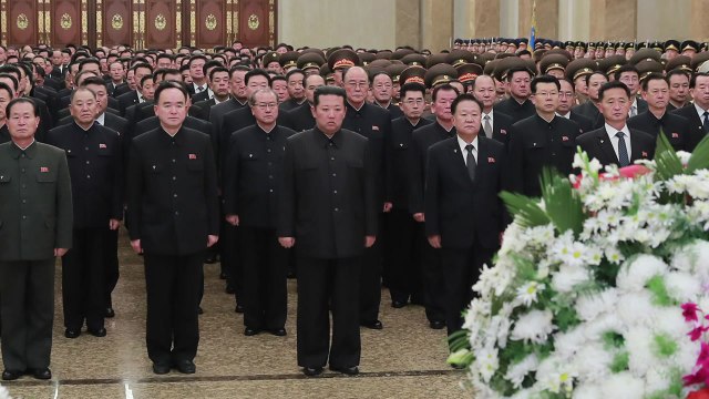김정은, 김정일 10주기에 금수산 참배...경제 부처 간부들 동행 / YTN