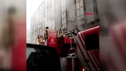 BAĞCILAR'DA İŞ MERKEZİNDE ÇIKAN YANGINDA MAHSUR KALANLARI İTFAİYE KURTARDI