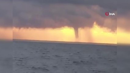 Denizi bulutlar kapladı, hortum çıktı o anlar görüntülendi