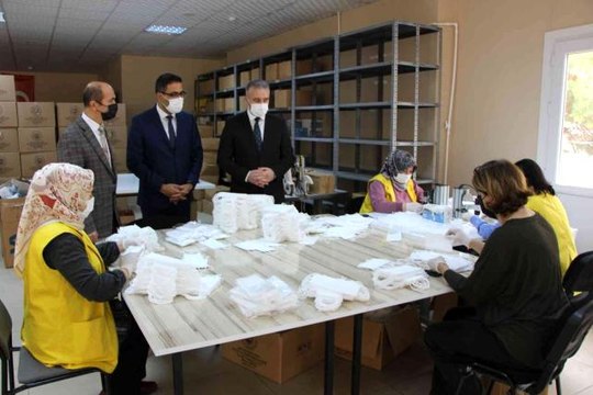 Milli Eğitim destek verdi, 6 kadın bir yılda 3,5 milyondan fazla maske üretti