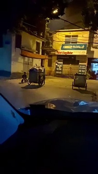 Bé 2 tuổi ngoan ngoãn theo mẹ đi làm lúc 23h: Chúc em 1 đời bình an