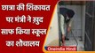 Madhya Pradesh Energy Minister Pradhuman Singh Tomar ने स्कूल का शोचालय साफ किया | वनइंडिया हिंदी