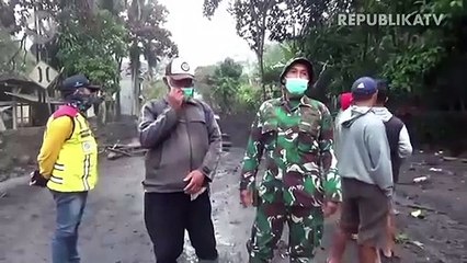 Permukiman Terendam Lahar Semeru, Petugas Gabungan Bangun Tanggul