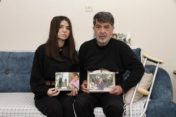 EŞİ VE OĞLUNUN ÖLÜMÜNE NEDEN OLAN SÜRÜCÜNÜN SERBEST KALMASINA TEPKİ GÖSTERDİ