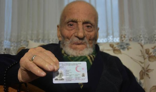 Son dakika haber... 99 YAŞINDA KORONAVİRÜSÜ YENİŞİNİ TÜRKÜ SÖYLEYEREK KUTLAMIŞTI; HAYATINI KAYBETTİ