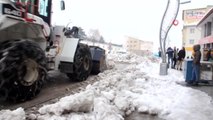 Hakkari'de karla karla mücadele çalışmaları başladı