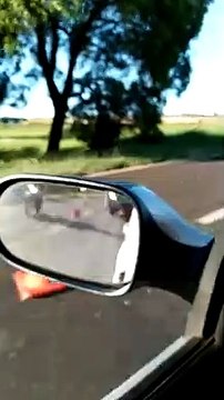 Caminhão carregado com porcos tomba na BR 376 em Apucarana