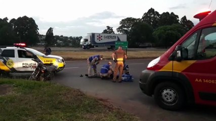 Homem fica ferido após cair de motocicleta na marginal da BR-277 no Pacaembu