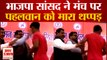 Ranchi: MP Braj Bhushan Sharan Singh slaps wrestler | पहलवान ने दी सांसद को रिंग में उतरने की धमकी