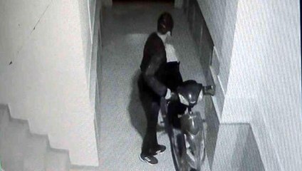Elektrikli mopedi rahat tavırlarla çalan hırsız kamerada