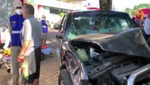 Veja o momento que camionete invade loja após colisão em Cascavel