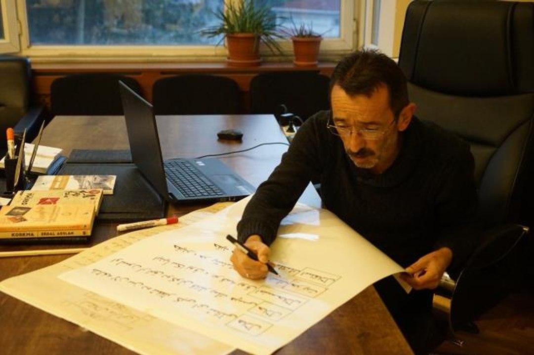 "İstiklal Marşı'nın şifresini çözdüm" diyen yazar, satırlara gizlenen tarihe dikkat çekti