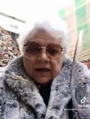 Una señora que tiene que tomar su consumición en una terraza por no tener pasaporte difunde un acertado mensaje: "¡Fuerza y viva La Resistencia!"