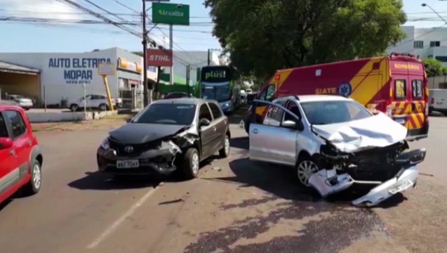 Mulher fica ferida em colisão entre Etios e Space Fox na Avenida Assunção em Cascavel