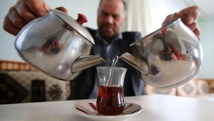 3-5 değil, günde 100 bardak çay içiyor! Misafirliğe gittiği evde 5. demliği isteyince kovuldu
