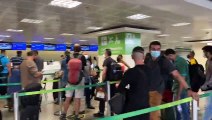 Pessoas com voos cancelados aguardam em fila no aeroporto de Brasília