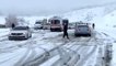 Kar yağışı etkisini gösterdi onlarca araç yolda kaldı