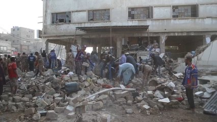 Tải video: Al menos 8 muertos y varios heridos al derrumbarse un edificio en Pakistán