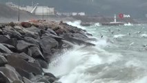 Bandırma'da etkili olan fırtına deniz ve hava ulaşımını etkiledi