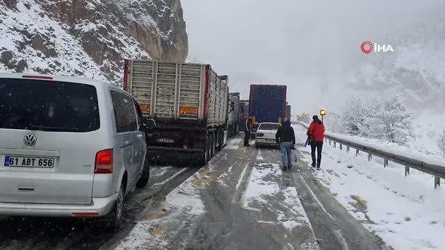 Kar yağışına hazırlıksız yakalan tır sürücüleri Zigana dağında kaldı