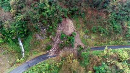 Heyelan köy yolunu ulaşıma kapattı