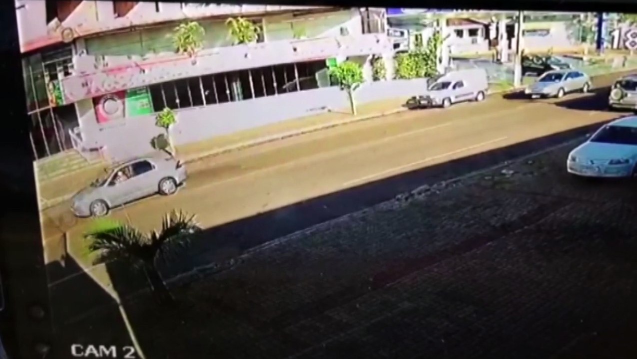 Impressionante: Veja novas imagens da colisão e S10 invadindo loja em Cascavel