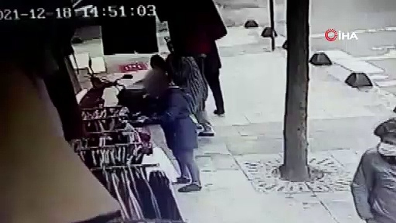 Mağaza önündeki giysileri alarak böyle kaçtı