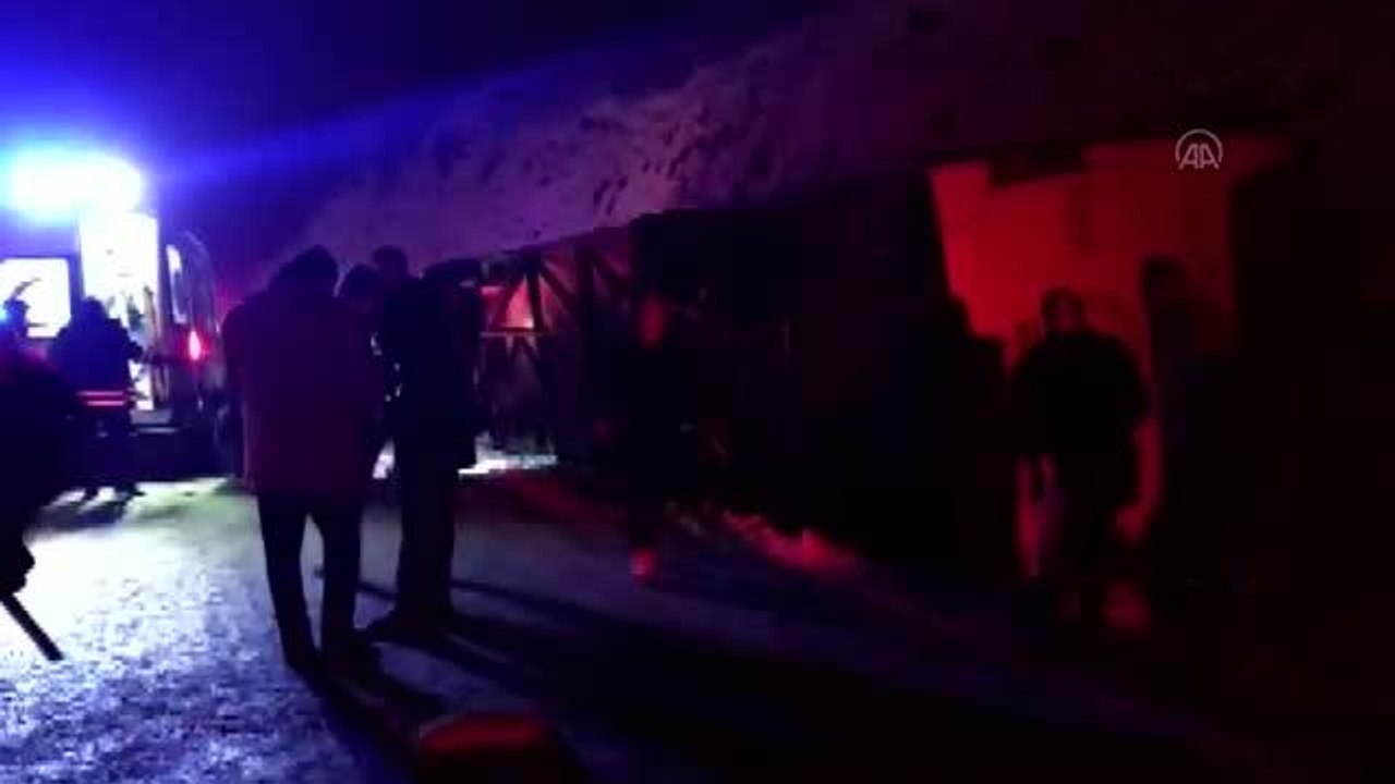 Kars-Erzurum kara yolunda yolcu otobüsü devrildi