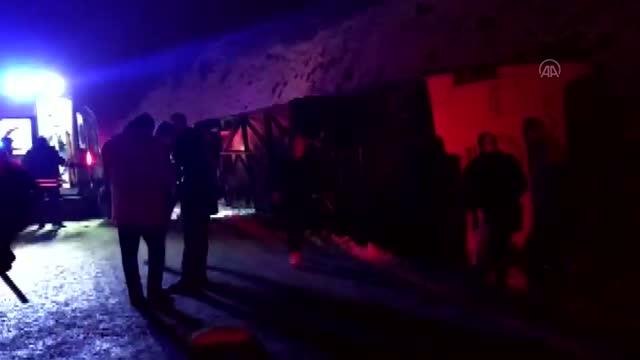 Kars-Erzurum kara yolunda yolcu otobüsü devrildi