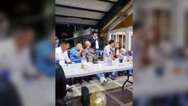 Luis Alberto Posada desata críticas en redes por supuestamente darle un beso a otro hombre