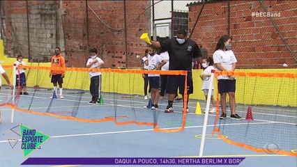 RogérioDa Hora  é o idealizador do projeto e ensina a criançada de Paraisópolis o tênis.