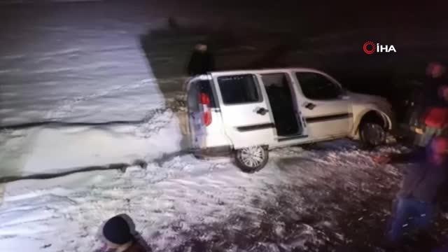 Ağrı'da kar yağışı kazayı getirdi: 3 yaralı