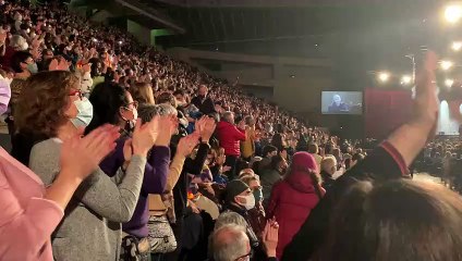 Milers de persones ovacionen Lluís Llach en el seu retorn als escenaris