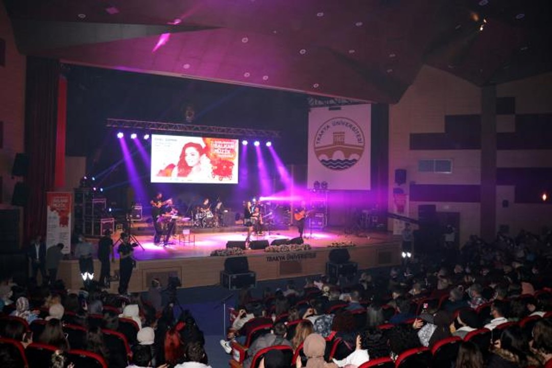 Uluslararası 3. Balkan Müzik Festivali'nde sanatçı Öykü Gürman konser verdi