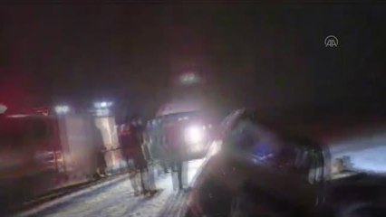 Şarampole devrilen hafif ticari araçtaki 3 kişi yaralandı