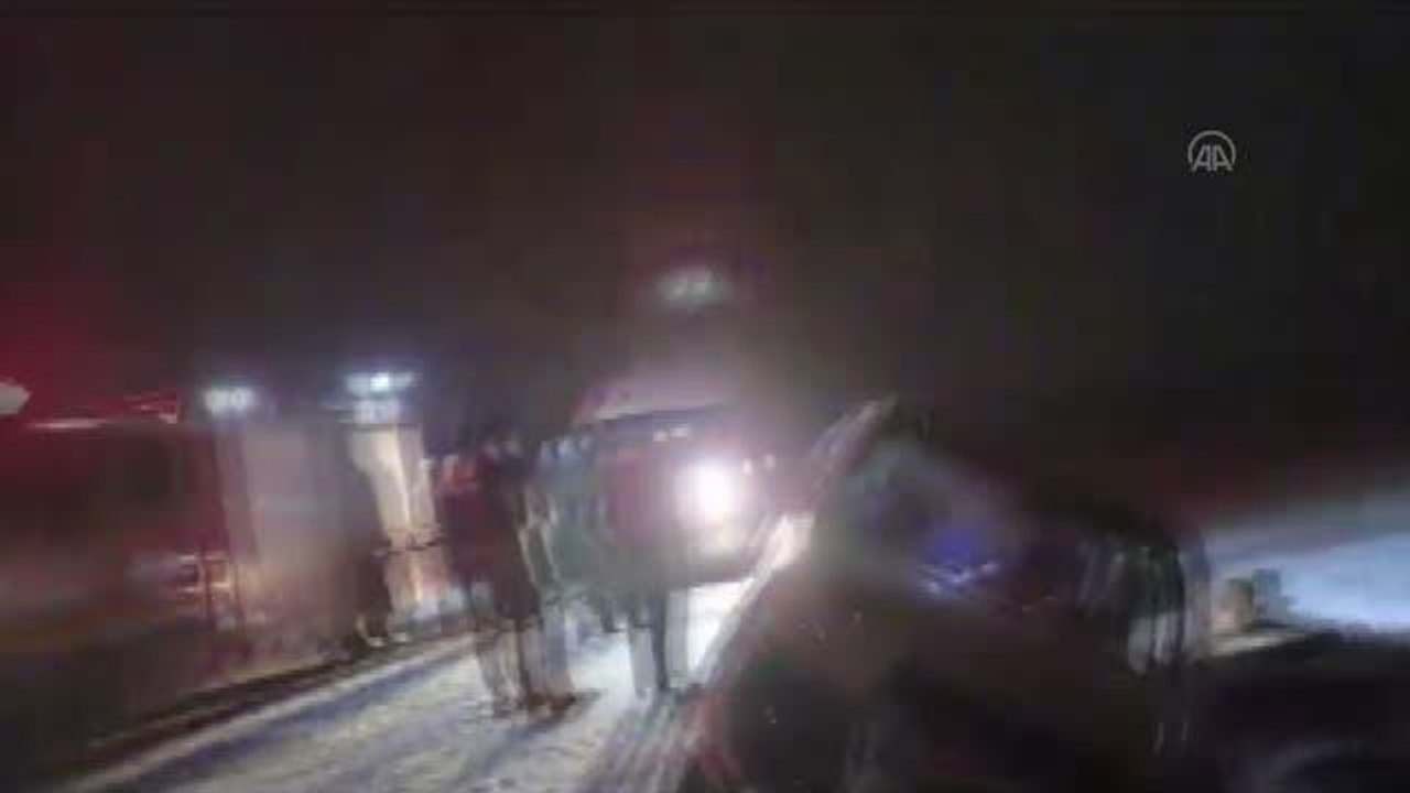 Şarampole devrilen hafif ticari araçtaki 3 kişi yaralandı
