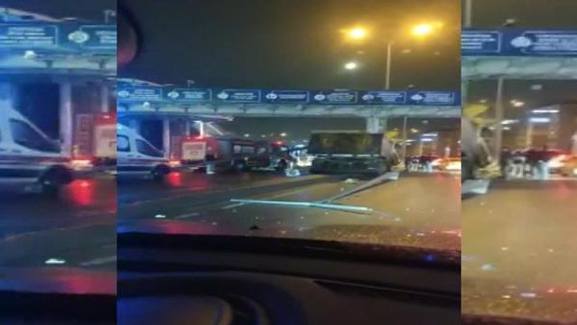 İSTANBUL-BEYLİKDÜZÜ'NDE KAMYON, METROBÜS ÜST GEÇİDİNE ÇARPTI, 1 ÖLÜ Kaza anı