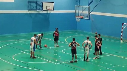 MOMENTOS PARTIDO CB CHIPIONA CADETES CB CADIZ. Canasta de ALBERTO MIRANDA tras rebote ofensivo.