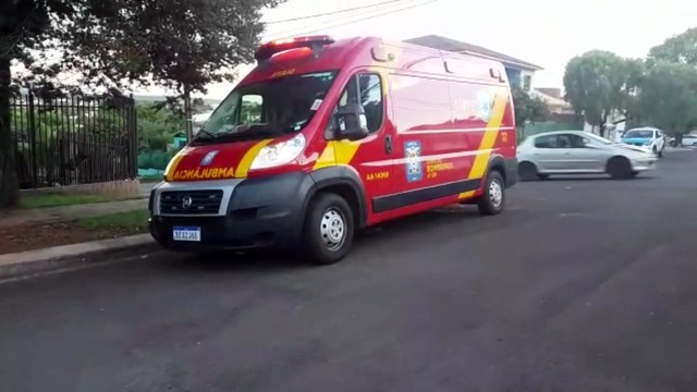 Caminhando pela calçada, homem bate contra poste, fere o rosto e precisa dos cuidados do Siate no Bairro Universitário