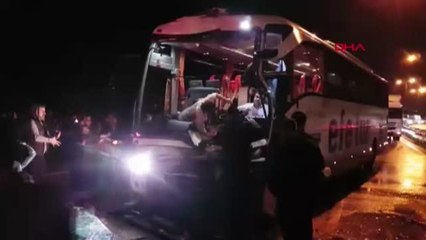 Yolcu otobüsü TIR'a çarptı: 20 yaralı