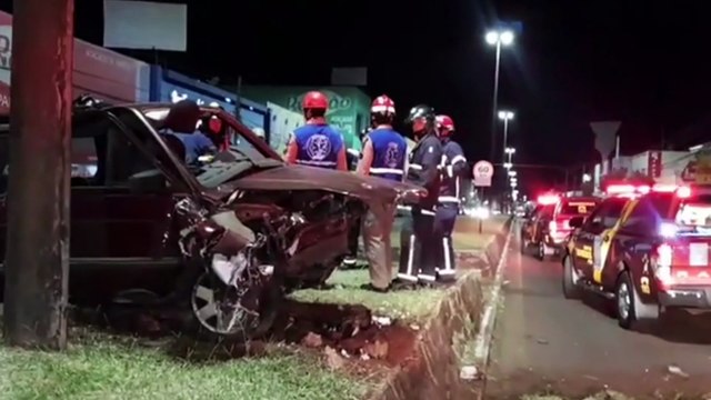 Homem morre em violenta colisão de carro contra o canteiro da Avenida Carlos Gomes