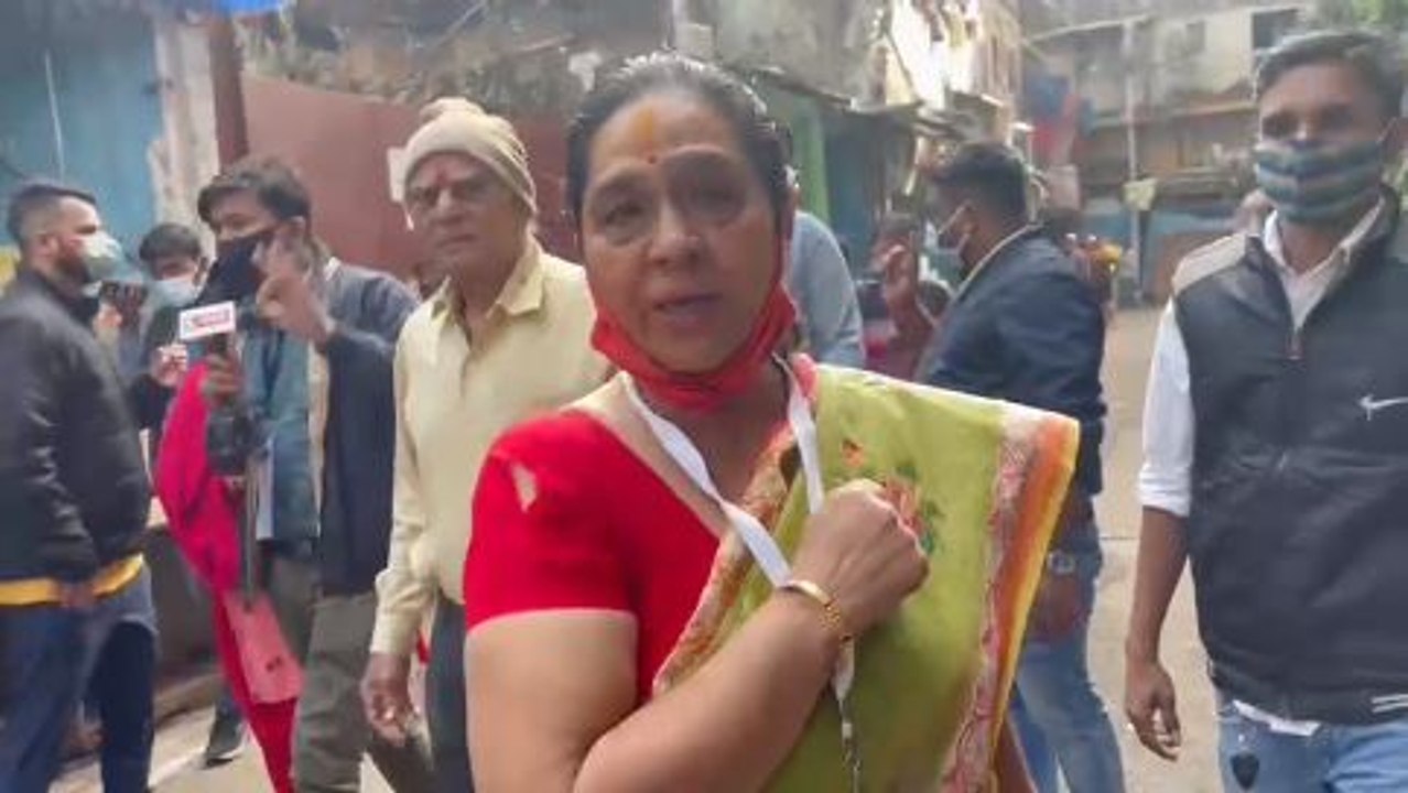 প্রকাশ্যে বিজেপি প্রার্থী মিনাদেবী পুরোহিতের শাড়ি ছেঁড়ার অভিযোগ! |Oneindia Bengali