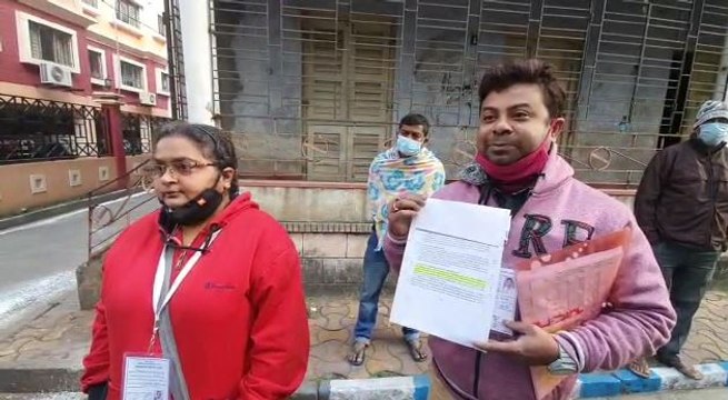 82 নম্বর ওয়ার্ডে সিপিএম প্রার্থী পারমিতা দাশগুপ্ত এবং এজেন্টকে বুথে ঢুকতে বাঁধা