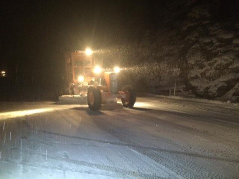 Alacabel'de kar kalınlığı 20 cm'ye ulaştı, tırların geçişine izin verilmiyor