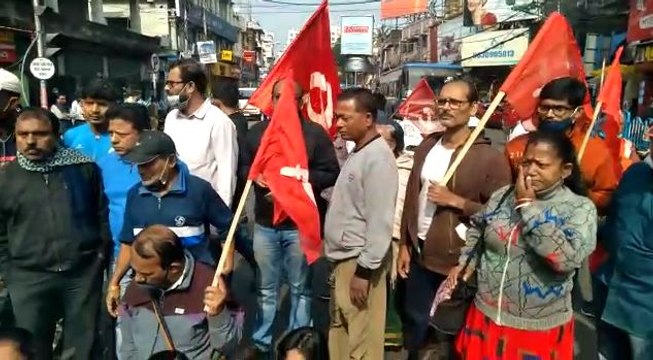 দুই নম্বর ওয়ার্ডে সমস্ত বুথ দখল হয়ে গিয়েছে এই অভিযোগে ধর্নায় বসলেন বাম প্রার্থী দেবলিনা