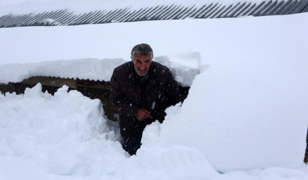 1600 rakımlı köy kara gömüldü