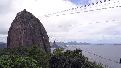 Papá Noel baja en trineo desde el Pan de Azúcar de Río de Janeiro
