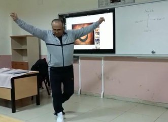 ÖĞRENCİLERİNİ KIRMADI, SINIFTA HARMANDALI OYNADI